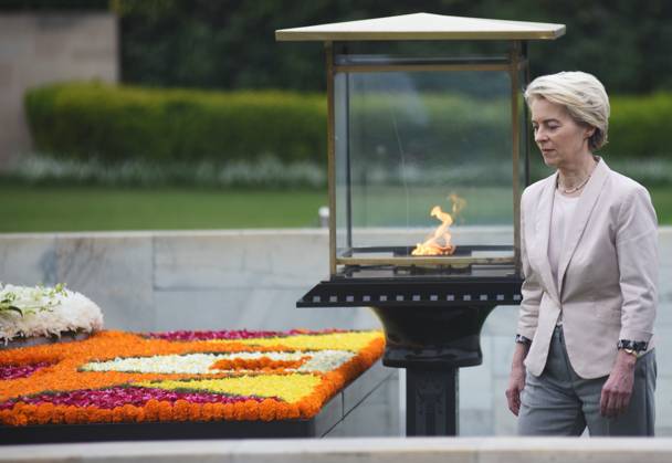 Bilder des Jahres 2025, News 02 Februar News Themen der Woche KW09 Bilder des Jahres 2025, News 02 Februar News Bilder des Tages Ursula von der Leyen at the Gandhi memorial in New Delhi European Commission President Ursula von der Leyen arrived in New Delhi, India on Thursday February 27, 2025 for a two-day official visit, reaffirming India s role as a trusted friend and strategic ally for Europe. She placed a wreath and walked around the Mahatma Gandhi memorial on arrival. New Delhi Delhi India Copyright: xSondeepxShankarx