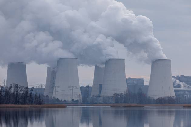 Kraftwerk Jaenschwalde DEU Deutschland Brandenburg Peitz, 27.02.2025, Braunkohlekraftwerk Jaenschwalde (LEAG) bei Peitz in der Lausitz , im Vordergrund die Peitzer Fischteiche.