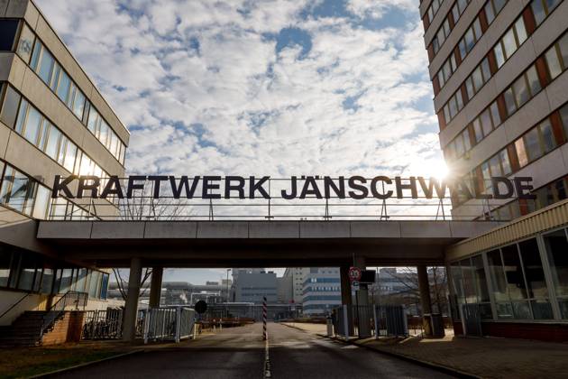 Kraftwerk Jaenschwalde DEU Deutschland Brandenburg Peitz, 27.02.2025, Braunkohlekraftwerk Jaenschwalde (LEAG) bei Peitz in der Lausitz , Der Schriftzug KRAFTWERK JAENSCHWALDE steht in grossen Lettern ueber dem Werkstor des Kraftwerks.