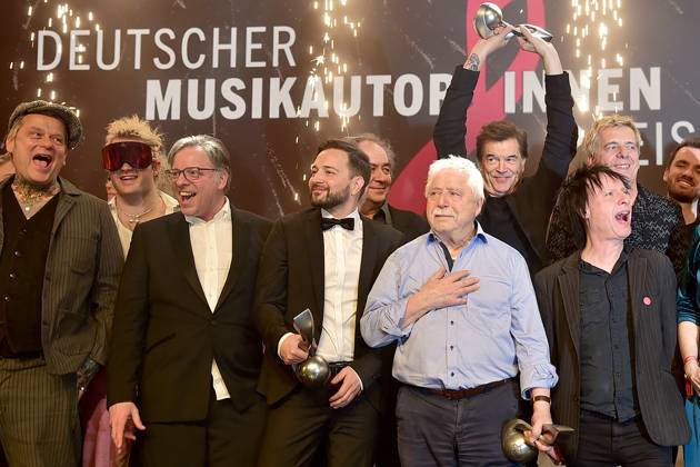 16 MusikAutorenPreis 2025 Bühnenabschlussbild mit den Toten Hosen, Ski Aggu, Wolf Biermann und anderer Preisträger beim 16. MusikAutorenPreis 2025 im Hotel Ritz Charlton in Berlin, am 27.02.2025