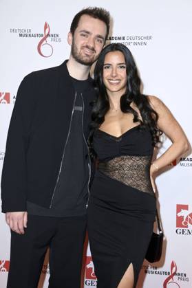 Tom Hengelbrock und Freundin Melisa beim 16. Deutschen Musikautor*innenpreis der GEMA 2025 im Hotel The Ritz-Carlton. Berlin, 27.02.2025