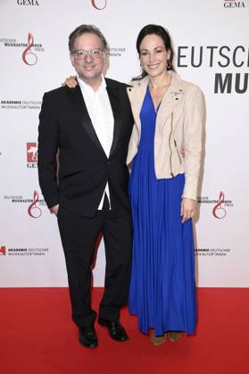 Martin Lingnau mit Ehefrau Annic beim 16. Deutschen Musikautor*innenpreis der GEMA 2025 im Hotel The Ritz-Carlton. Berlin, 27.02.2025