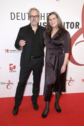 Stefan Will und Michaela Hilchenbach beim 16. Deutschen Musikautor*innenpreis der GEMA 2025 im Hotel The Ritz-Carlton. Berlin, 27.02.2025