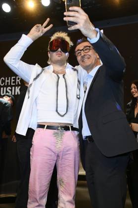 Ski Aggu und Cem Özdemir beim 16. Deutschen Musikautor*innenpreis der GEMA 2025 im Hotel The Ritz-Carlton. Berlin, 27.02.2025