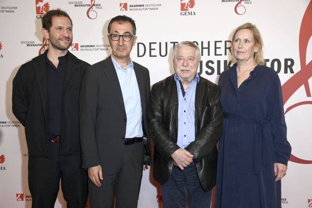 Gast, Cem Özdemir, Wolf Biermann und Pamela Biermann beim 16. Deutschen Musikautor*innenpreis der GEMA 2025 im Hotel The Ritz-Carlton. Berlin, 27.02.2025