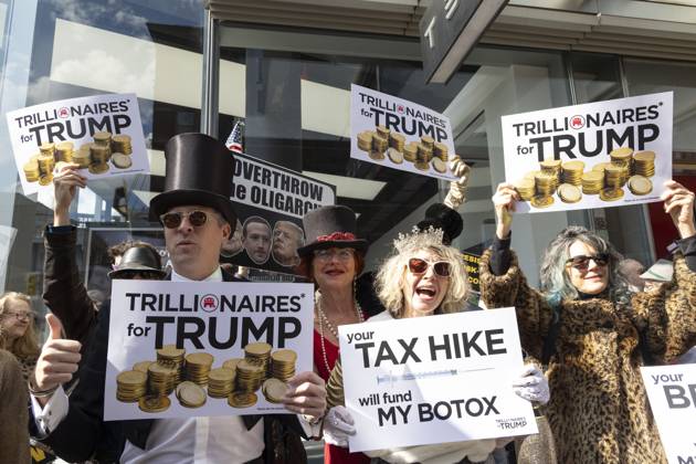 Bilder des Jahres 2025, News 03 März News Themen der Woche KW09 News Bilder des Tages March 1, 2025, New York, New York, USA: Protesters dressed in mock formal wear hold signs that read TRILLIANIAIRES FOR TRUMP with an image of gold coins your TAX HIKE will fund MY BOTOX outside the Tesla store. A group of demonstrators with the activist group Rise & Resist blockade the entrance to the Tesla showroom in a non-violent act of civil disobedience and are arrested by NYPD. Outside hundreds of protesters fill the street in ManhattanÃ¢â‚¬â ¢s Meatpacking District. The Pull the Plug on Elon protest calls for a Tesla boycott, the prosecution of Musk and his team for data breaches, and for the courts to end Musk and DOGE s access to classified information. New York USA - ZUMAr174 20250301_znp_r174_030 Copyright: xGinaxMxRandazzox