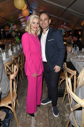 Susan Sideropoulos mit Ehemann Jakob Shtizberg beim Baltic Lights 2025 Charity Schilttenhunderennen in Heringsdorf auf Usedom am 01.03.2025