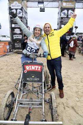 Susan Sideropoulos mit Ehemann Jakob Shtizberg beim Baltic Lights 2025 Charity Schilttenhunderennen in Heringsdorf auf Usedom am 01.03.2025