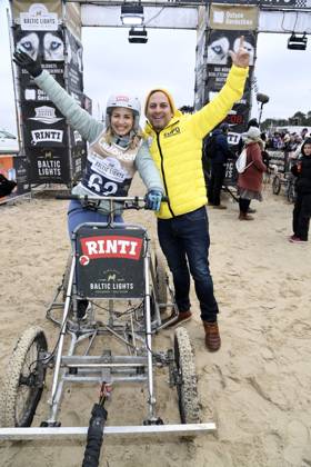 Susan Sideropoulos mit Ehemann Jakob Shtizberg beim Baltic Lights 2025 Charity Schilttenhunderennen in Heringsdorf auf Usedom am 01.03.2025