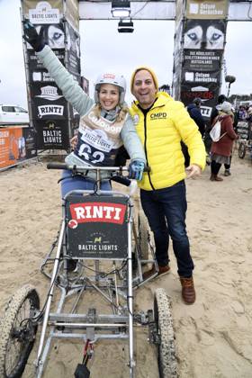 Susan Sideropoulos mit Ehemann Jakob Shtizberg beim Baltic Lights 2025 Charity Schilttenhunderennen in Heringsdorf auf Usedom am 01.03.2025