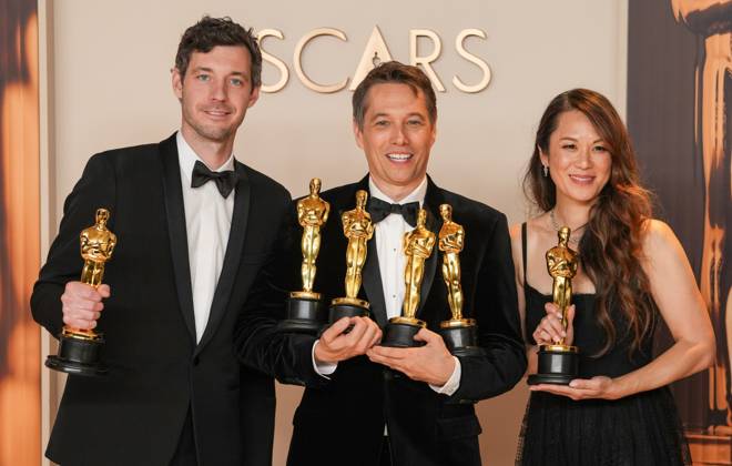Bilder des Jahres 2025, Entertainment 03 März Entertainment Themen der Woche KW09 Alex Coco, winner of the award for best picture for Anora; joins Sean Baker, the Oscar winner for best original screenplay, best film editing, best director, and best picture; and Samantha Quinn, winner of the award for best picture for Anora, during the 97th Academy Awards in the Hollywood section of Los Angeles on Sunday, March 2, 2025. LAP20250302184 PATxBENIC