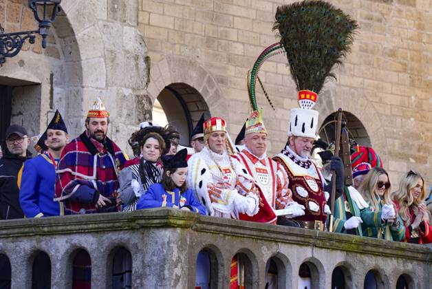Bilder des Jahres 2025, News 03 März News Themen der Woche KW10 News Bilder des Tages Koelner Karneval, Rosenmontagszug 2025 Das Koelner Dreigestirn 2025 mit Prinz Rene (Rene Kloever), Bauer Michael (Michael Samm) und Jungfrau Marlis (Hendrik Ermen) feiern auf dem Balkon der Severinstorburg zu Beginn des Rosenmontagszug 2025, Koeln, 03.03.2025 Koeln NRW Deutschland