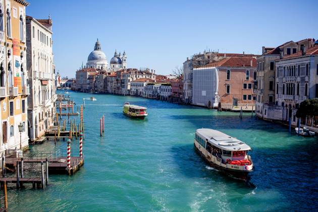 Italien, Venetien, Venedig 03.03.2025, Italien, ITA, Venetien, Venedig, im Bild Venedig, Stadtansichten, Touristen, Reisefeature, Karneval, Masken, maskiert, venezianisch, Reise, Venedig, Venezia, Venetien, Stadtansicht, Campanile, Canale Grande, Markusplatz, Markuskirche, Touristen, Gondel, Gondolere, Faehre, Motorboot, Wassertaxi, Vaporetto, Adria, Lagune, Pfahlbauten, Bruecke, Rialtobruecke, La Gondola, Dogenpalast, Italien, Creativ, Kreativ Venetien