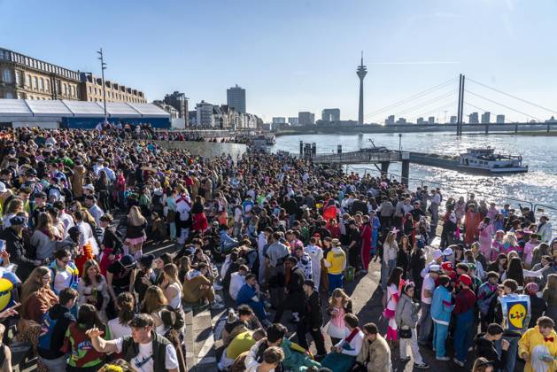 Bilder des Jahres 2025, News 03 März News Themen der Woche KW10 News Bilder des Tages Rosenmontagszug in Düsseldorf, nach dem Zug feiner tausende, meist junge Menschen in der Altstadt, am Rheinufer, an der Rheintreppe am Burgplatz, NRW, Deutschland Rosenmontagszug DUS