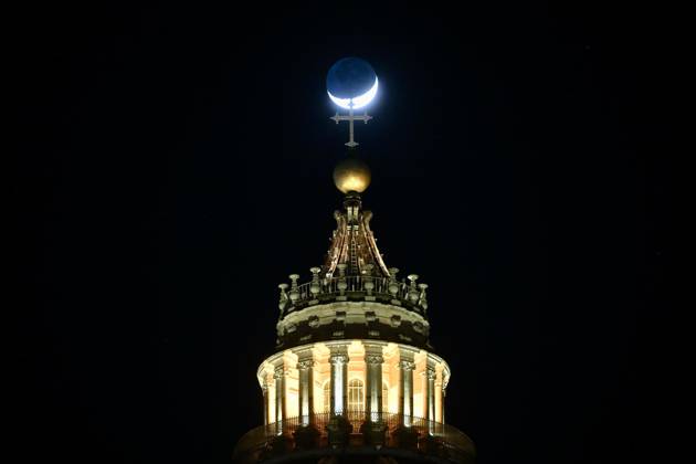 Bilder des Jahres 2025, News 03 März News Themen der Woche KW10 News Bilder des Tages March 3, 2025, CittÃ Del Vaticano: La luna tramonta dietro la cupola della basilica di San Pietro, CittÃ del Vaticano, 3 marzo 2025. The moon sets behind the dome of St. Peter s Basilica, Vatican City, 03 March 2025. ANSA ALESSANDRO DI MEO CittÃ Del Vaticano  - ZUMAa110 20250303_zaf_a110_029 Copyright: xAlessandroxDixMeox