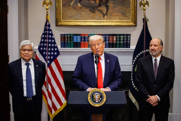 Bilder des Jahres 2025, News 03 März News Themen der Woche KW10 News Bilder des Tages DC: President Trump Announces $100 billion U.S. Investment by TSMC U.S. President Donald Trump announces a $100 billion U.S. investment by Taiwan Semiconductor Manufacturing Company (TSMC) alongside TSMC CEO C. C. Wei (left) and Commerce Secretary Howard Lutnick (right) in the Roosevelt Room of the White House on March 3, 2025, in Washington, D.C. TSMC is the leading manufacturer of high end semiconductor chips in the world. (Photo by Samuel Corum Pool ABACAPRESS.COM) Washington DC United States  Copyright: xPool ABACAx