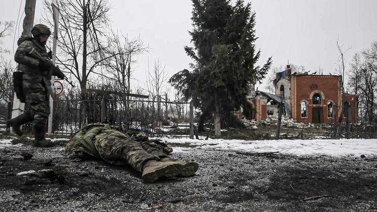 Bilder des Jahres 2025, News 03 MÃ¤rz News Themen der Woche KW10 News Bilder des Tages RUSSIA, KURSK REGION - MARCH 3, 2025: The body of a Ukrainian serviceman lies on the ground as the Sever North Group of Forces recaptures the village of Pogrebki, north of Sudzha. Video screen grab. Best quality available. Russian Defence Ministry TASS  78837895