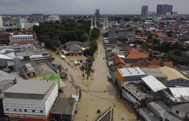 Bilder des Jahres 2025, News 03 März News Themen der Woche KW10 News Bilder des Tages Floods In The City Of Bekasi An aerial view shows floods that hit the city of Bekasi, West Java, on March 4, 2025. Heavy rain occurs overnight on March 3, causing several areas in the city to become submerged due to the overflow of some rivers around the city. Bekasi Indonesia  Copyright: xAdityaxIrawanx originalFilename: irawan-anaerial250304_npvkS.jpg