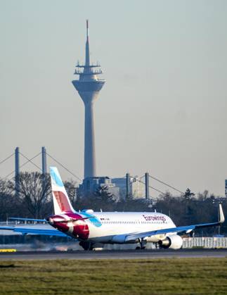 Eurowings Airbus Flieger auf dem Taxiway, Vorfeld des Flughafen Düsseldorf International, Rheinbrücken, Rheinturm Düsseldorf, NRW, Deutschland, Flughafen DUS