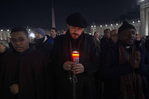Bilder des Jahres 2025, News 03 März News Themen der Woche KW10 News Bilder des Tages ITALY - ROSARY PRAYER HELD FOR THE HEALTH OF POPE FRANCIS IN ST PETER S SQUARE AT THE VATICAN - 2025 3 4 Italy, Rome, Vatican, 2025 3 4 Faithful pray during a rosary prayer for Pope Francis health in St. Peter s Square at the Vatican EDITORIAL USE ONLY - NO BOOKS Copyright: xALESSIAxGIULIANIx