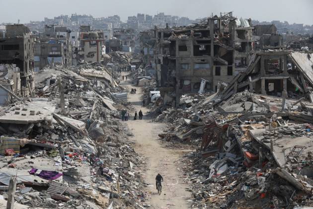 Bilder des Jahres 2025, News 03 März News Themen der Woche KW10 News Bilder des Tages A general view of the destruction as Palestinians continue their daily life with limited resources among A general view of the destruction as Palestinians continue their daily life with limited resources among the rubble of buildings destroyed as a result of Israeli attacks in Jabalia, Gaza on March 05 , 2025. Approximately 2 million people were displaced in Gaza, with a population of 2.3 million, during the 15-month-long attacks of the Israeli army, targeting homes, hospitals, schools and shelters. Palestinians, who are deprived of the most basic needs such as shelter, food and clean water, are struggling with adverse weather conditions these days when the cold weather takes effect. Photo by Omar Ashtawy apaimages Jabalia Gaza Strip Pale Copyright: xapaimagesxOmarxAshtawyx xapaimagesx