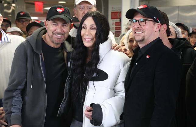 Bilder des Jahres 2025, Entertainment 03 März Entertainment Themen der Woche KW10 Entertainment Bilder des Tages March 5, 2025, New York, New York, USA: Designer JOHN VARVATOS, singer, actress CHER and President and CEO of God s Love We Deliver TERRENCE MECK seen visiting and thanking volunteers at the GodÃ¢â‚¬â ¢s Love We Deliver Kitchen prior to her performance at the 9th Annual Love Rocks NYC Benefit Concert which will be held on March 6th at the Beacon Theater. New York USA - ZUMAk03_ 20250305_zaf_k03_053 Copyright: xNancyxKaszermanx