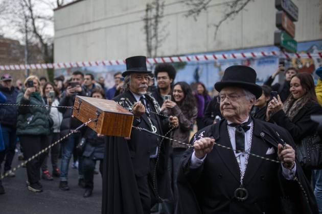 Bilder des Jahres 2025, News 03 März News Themen der Woche KW10 News Bilder des Tages March 5, 2025, Madrid, Spain: Members of the Sardine brotherhood make the coffin of the sardine dance, during the celebration of the Burial of the Sardine parade that toured the streets of Madrid . The Burial of the Sardine festivity is a funeral procession that is celebrated every Ash Wednesday, to say goodbye to the carnival week and dates back to the 18th century and marks the forty days prior to the arrival of Holy Week. Madrid Spain - ZUMAs197 20250305_aaa_s197_124 Copyright: xLuisxSotox