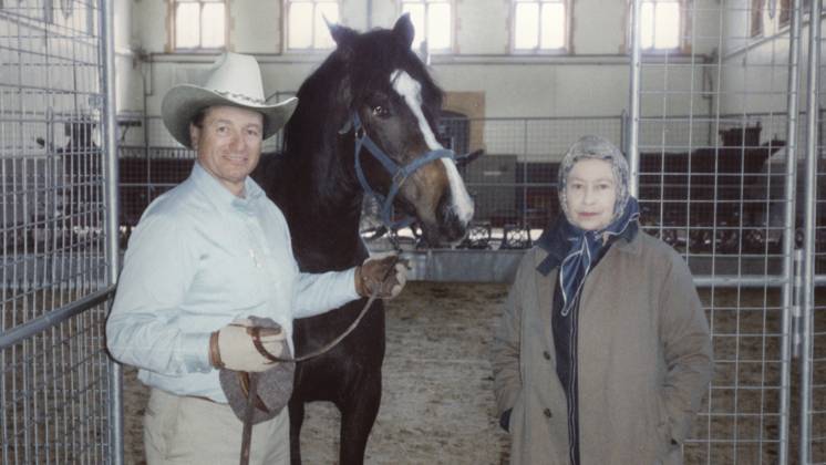 THE COWBOY AND THE QUEEN, from left: horse trainer Monty Roberts, Queen Elizabeth II in 1989 at the Windsor Castle indoor riding school, 2023. Greenwich Entertainment courtesy Everett CollectionMCDCOAN EC218 PUBLICATIONXNOTxINxCANxCHNxFRAxITAxJPNxNORxPOLxRUSxESPxUKxUSA Copyright: xx MCDCOAN EC218 MCDCOAN_EC218_H