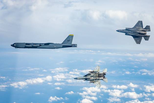 Bilder des Jahres 2025, News 03 März News Themen der Woche KW10 March 6, 2025, Middle East: Israeli F-35i and F-15i fighter jets fly alongside a U.S. B-52 strategic bomber a part of a joint aerial exercise aimed to strengthen and maintain the long standing cooperation between the IDF and CENTCOM while expanding connectivity and building integrated capabilities for a range of scenarios. The forces practiced operational coordination between the two militaries to enhance their ability to address various regional threats, including Iran. Middle East - ZUMAi99_ 20250306_zip_i99_002 Copyright: xIdfxSpokespersonx