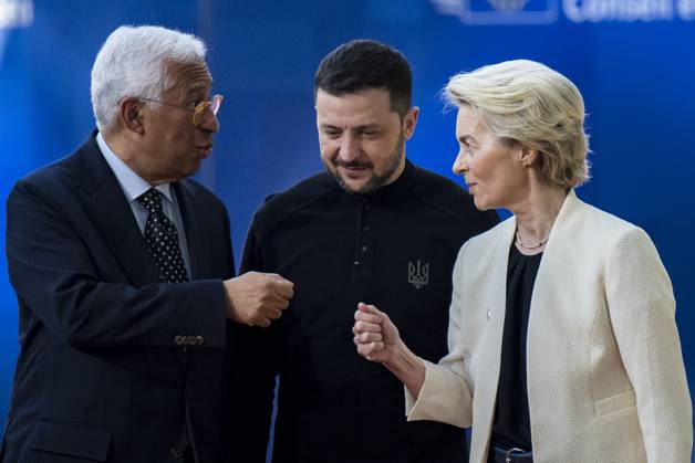 Bilder des Jahres 2025, News 03 März News Themen der Woche KW10 March 6, 2025, Brussels, Belgium: L-R ANTONIO COSTA, the president of European Council, Ukraine s President VOLODYMYR ZELENSKY and URSULA VON DER LEYEN, the president of the European Commission arrive before the European Union Summit at European Council headquarters in Brussels, to discuss further support for Ukraine and strengthening European defense capabilities. The summit focuses on military aid, increasing ammunition production, and enhancing the EU s strategic autonomy in security and defense. Brussels Belgium - ZUMAw80_ 20250306_faf_w80_004 Copyright: xWiktorxDabkowskix