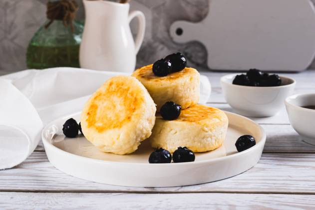 IMAGO Creative, Food, High Protein Frühstück Sweet cottage cheese pancakes and berries on a plate on the table Sweet cottage cheese pancakes and berries on a plate on the table Copyright: xZoonar.com ElenaxRuix 22966557