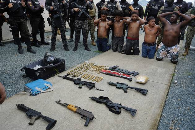 Bilder des Jahres 2025, News 03 März News Themen der Woche KW10 News Bilder des Tages GYE INTERVENTION SOCIO VIVIENDA Guayaquil, Friday, March 07, 2025 The Police in conjunction with the Armed Forces raided several homes in the housing plan Sueno Guayaquileno, in the graphic the Police found a suitcase with long arms and 5 detainees Photos CÃ sar Munoz API Guayaquil Guayaquil Guayas Ecuador CLJ GYE INTERVENCIONSOCIOVIVIENDA 022350c0af4b1ea43aa5abcbd8fd7577 Copyright: xCÃ sarxMunozx