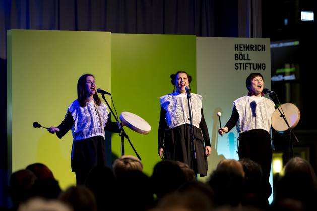 Preisverleihung des Anne-Klein-Frauenpreises am 07.03.2025 Die belarussische Folk-Band KRIWI tritt während der Preisverleihung auf. Preisverleihung des Anne-Klein-Frauenpreises 2025, der in diesem Jahr an Darya Afanasyeva, Irina Alkhovka und Julia Mickiewicz verliehen wurde. Copyright: xEVENTPRESSxJeremyxKnowlesx