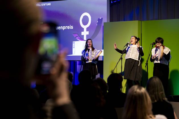 Preisverleihung des Anne-Klein-Frauenpreises am 07.03.2025 Die belarussische Folk-Band KRIWI tritt während der Preisverleihung auf. Preisverleihung des Anne-Klein-Frauenpreises 2025, der in diesem Jahr an Darya Afanasyeva, Irina Alkhovka und Julia Mickiewicz verliehen wurde. Copyright: xEVENTPRESSxJeremyxKnowlesx