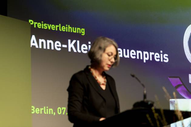 Preisverleihung des Anne-Klein-Frauenpreises am 07.03.2025 Dr. Imme Scholz, Jury-Vorsitzende und Vorstand der Heinrich-Böll-Stiftung, erläutert die Entscheidung der Jury bei der Verleihung des Anne Klein Frauenpreises 2025, der in diesem Jahr an Darya Afanasyeva, Irina Alkhovka und Julia Mickiewicz vergeben wurde. Copyright: xEVENTPRESSxJeremyxKnowlesx