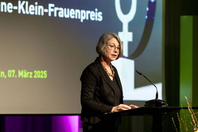 Preisverleihung des Anne-Klein-Frauenpreises am 07.03.2025 Dr. Imme Scholz, Jury-Vorsitzende und Vorstand der Heinrich-Böll-Stiftung, erläutert die Entscheidung der Jury bei der Verleihung des Anne Klein Frauenpreises 2025, der in diesem Jahr an Darya Afanasyeva, Irina Alkhovka und Julia Mickiewicz vergeben wurde. Copyright: xEVENTPRESSxJeremyxKnowlesx