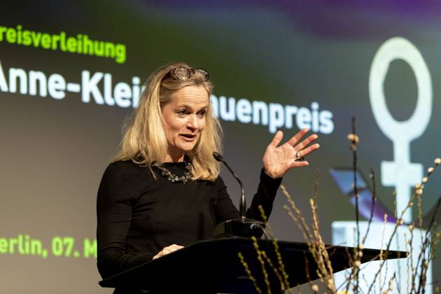 Preisverleihung des Anne-Klein-Frauenpreises am 07.03.2025 Viola von Cramon-Taubadel (Bündnis 90 Die Grünen) hält eine Rede während der Verleihung des Anne Klein Frauenpreises 2025, der in diesem Jahr an Darya Afanasyeva, Irina Alkhovka und Julia Mickiewicz verliehen wurde. Copyright: xEVENTPRESSxJeremyxKnowlesx