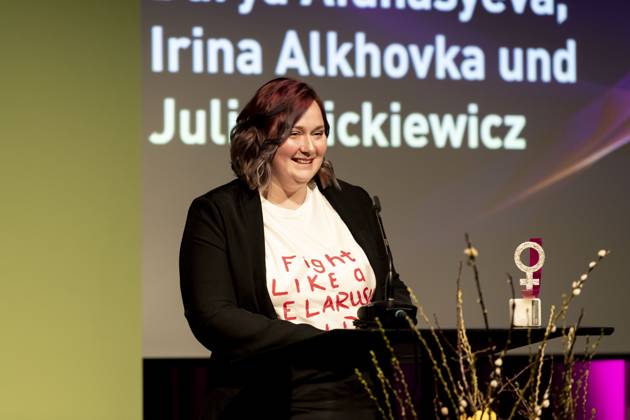 Preisverleihung des Anne-Klein-Frauenpreises am 07.03.2025 Die belarussische feministische Aktivistin und Bloggerin Darya AfanasievÐ° hält eine Rede nach der Verleihung des Anne Klein Frauenpreises 2025. Copyright: xEVENTPRESSxJeremyxKnowlesx