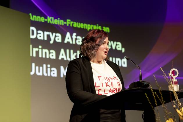 Preisverleihung des Anne-Klein-Frauenpreises am 07.03.2025 Die belarussische feministische Aktivistin und Bloggerin Darya AfanasievÐ° hält eine Rede nach der Verleihung des Anne Klein Frauenpreises 2025. Copyright: xEVENTPRESSxJeremyxKnowlesx