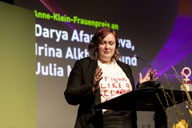 Preisverleihung des Anne-Klein-Frauenpreises am 07.03.2025 Die belarussische feministische Aktivistin und Bloggerin Darya AfanasievÐ° hält eine Rede nach der Verleihung des Anne Klein Frauenpreises 2025. Copyright: xEVENTPRESSxJeremyxKnowlesx