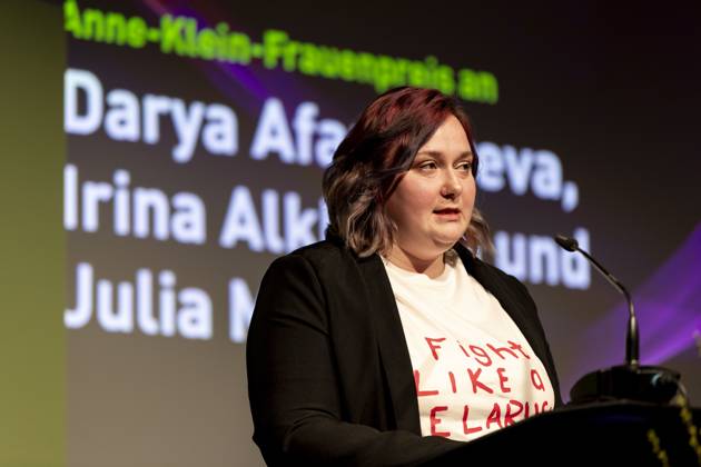 Preisverleihung des Anne-Klein-Frauenpreises am 07.03.2025 Die belarussische feministische Aktivistin und Bloggerin Darya AfanasievÐ° hält eine Rede nach der Verleihung des Anne Klein Frauenpreises 2025. Copyright: xEVENTPRESSxJeremyxKnowlesx