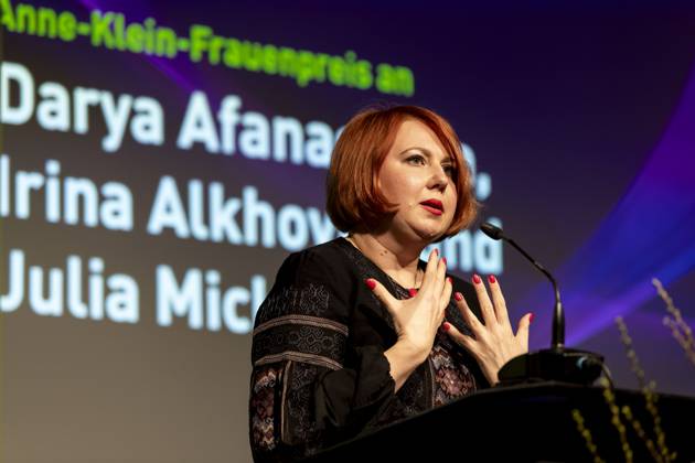 Preisverleihung des Anne-Klein-Frauenpreises am 07.03.2025 Die belarussische Journalistin, feministische Aktivistin, Politikerin und Mitbegründerin der Nichtregierungsorganisation FemGroup Belarus Julia Mickiewicz hält eine Rede nach der Verleihung des Anne Klein Frauenpreises 2025. Copyright: xEVENTPRESSxJeremyxKnowlesx