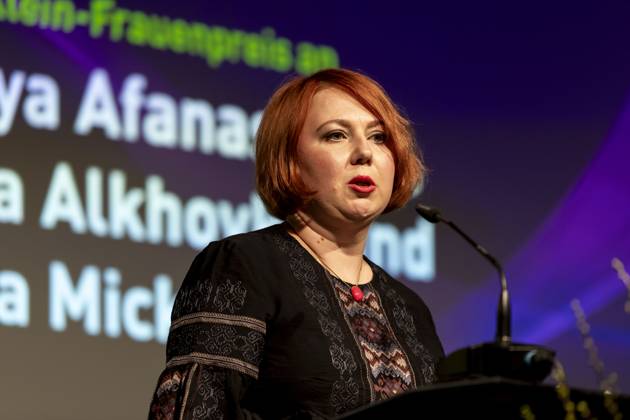 Preisverleihung des Anne-Klein-Frauenpreises am 07.03.2025 Die belarussische Journalistin, feministische Aktivistin, Politikerin und Mitbegründerin der Nichtregierungsorganisation FemGroup Belarus Julia Mickiewicz hält eine Rede nach der Verleihung des Anne Klein Frauenpreises 2025. Copyright: xEVENTPRESSxJeremyxKnowlesx