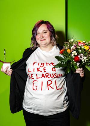 Preisverleihung des Anne-Klein-Frauenpreises am 07.03.2025 Die belarussische feministische Aktivistin und Bloggerin Darya AfanasievÐ° posiert während der Verleihung des Anne-Klein-Frauenpreises 2025 für ein Foto und trägt ein T-Shirt mit der Aufschrift FIGHT LIKE A BELARUSIAN GIRL in roter Farbe. Copyright: xEVENTPRESSxJeremyxKnowlesx