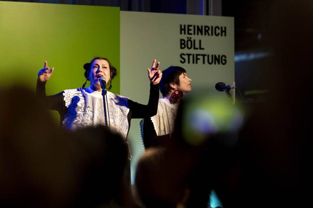 Preisverleihung des Anne-Klein-Frauenpreises am 07.03.2025 Die belarussische Folk-Band KRIWI tritt während der Preisverleihung auf. Preisverleihung des Anne-Klein-Frauenpreises 2025, der in diesem Jahr an Darya Afanasyeva, Irina Alkhovka und Julia Mickiewicz verliehen wurde. Copyright: xEVENTPRESSxJeremyxKnowlesx