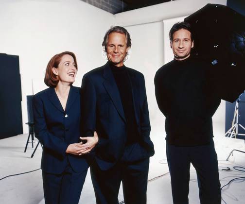 THE X-FILES, from left: Gillian Anderson, Chris Carter, David Duchovny, (1997), 1993-2018, ph: Troy House TM and Copyright Fox Network. All rights reserved. Courtesy Everett CollectionT4DXFIL FE001 PUBLICATIONXNOTxINxCANxCHNxFRAxITAxJPNxNORxPOLxRUSxESPxUKxUSA Copyright: xx T4DXFIL FE001 T4DXFIL_FE001_H