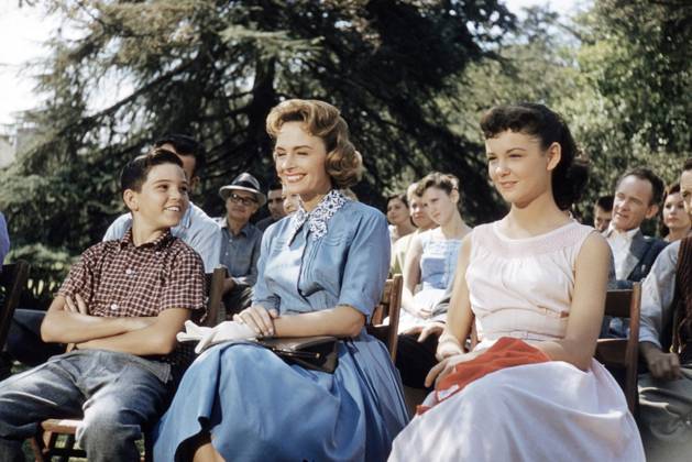 THE DONNA REED SHOW, from left: Paul Petersen, Donna Reed, Shelley Fabares, (1960), 1958-1966. ph: Gene Trindl TV Guide courtesy Everett CollectionTBDDORE EC066 PUBLICATIONXNOTxINxCANxCHNxFRAxITAxJPNxNORxPOLxRUSxESPxUKxUSA Copyright: xx TBDDORE EC066 TBDDORE_EC066_H