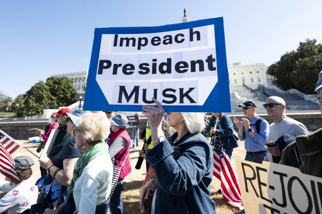 Bilder des Jahres 2025, News 03 März News Themen der Woche KW11 News Bilder des Tages March 10, 2025, Washington, District Of Columbia, USA: A woman holding a sign saying Impeach President Musk at a Shut Down the Coup rally on the West Lawn of the U.S. Capitol in Washington, D.C. Washington USA - ZUMAb161 20250310_aap_b161_023 Copyright: xMichaelxBrochsteinx