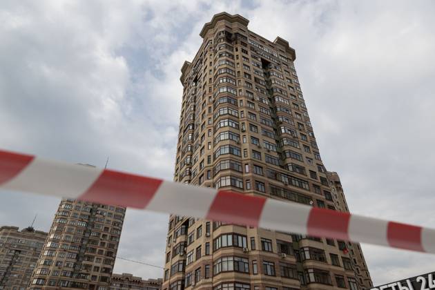 Bilder des Jahres 2025, News 03 März News Themen der Woche KW11 News Bilder des Tages (250311) -- MOSCOW, March 11, 2025 -- This photo taken on March 11, 2025 shows a damaged residential building in Moscow Region, Russia. Russia s air defense systems shot down 337 Ukrainian drones overnight, the Russian Ministry of Defense announced Tuesday on its Telegram channel. Those drones included 91 shot down over the Moscow region, 126 over Kursk, 38 over Bryansk, and 25 over Belgorod, the ministry said. According to the TASS news agency, it was the largest drone attack Ukraine has launched against Russia in 2025. ) RUSSIA-MOSCOW REGION-DRONE ATTACK BaixXueqi