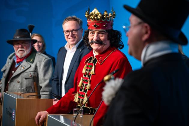 Bilder des Jahres 2025, News 03 März News Themen der Woche KW11 News Bilder des Tages REGIERUNGSMEDIENKONFERENZ DER THÜRINGER LANDESREGIERUNG 11 03 2025 - Erfurt: Der Thüringer Ministerpräsident Mario Voigt (CDU) und Nordhausens Bürgermeisterin Alexandra Rieger (SPD) in der Regierungsmedienkonferenz der Thüringer Landesregierung am 11. März 2025 im Erfurter Haus Dacheröden. Mit dabei ist die Rolandgruppe Nordhausen mit Hardy Schönau (Ebersberg), Michael Garke (Roland) und Thomas Müller (Prof. Zwanziger). Gemeinsam mit der Rolandgruppe Nordhausen berichten sie über den Thüringentag, der 2027 in Nordhausen stattfinden wird. _________________